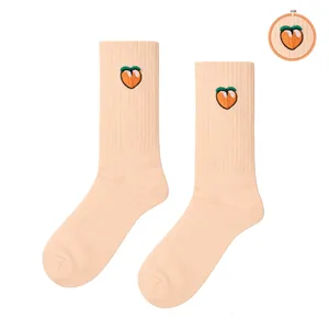 Calcetines Deportivos Rosa Bebé con Bordado de Durazno para Niños Activos - Product Image 1