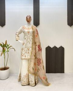 Traje indio y pakistaní bordado de Chinon pesado de diseñador exclusivo con Plazzo y Dupatta DE TRABAJO secuenciado - Product Image 1