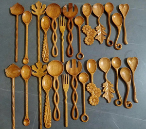 Cuchara de madera tallada a mano diseñada para cocinas elegantes y eventos de comida temática rústica - Product Image 5