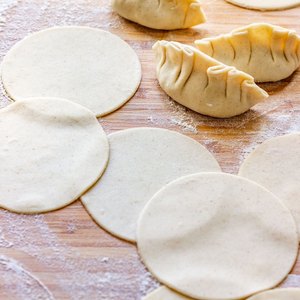 CROÛTE DE GYOZA FACILE À UTILISER ET POLYVALENTE/RÉSULTATS DÉLICIEUX À CHAQUE FOIS/FABRIQUÉ AU VIETNAM - Product Image 4