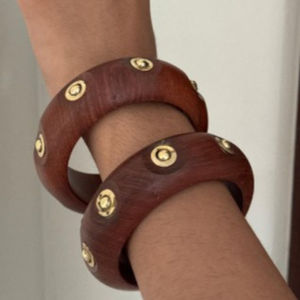 Brazaletes de madera pulidos de primera calidad con incrustaciones de cuentas de metal martillado, joyería artesanal única para mujeres, exportación y pedidos a granel - Product Image 1