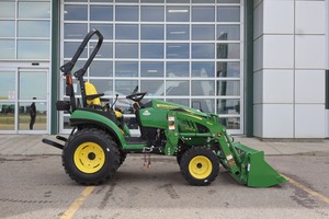 Tracteur compact à roues John Deere 3038E, 70 CV, 4 roues motrices, transmission par engrenages, garantie moteur de 5 ans, utilisation agricole multifonctionnelle - Product Image 2