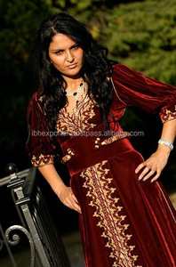 Kaftan en velours intégral de couleur marron avec broderie machine - Product Image 1