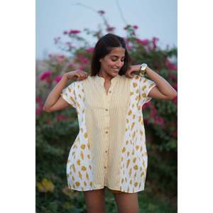Top estilo boho con diseño de conchas y rayas, abertura frontal con botones, manga corta, talla única, para usar sobre trajes de baño. - Product Image 2