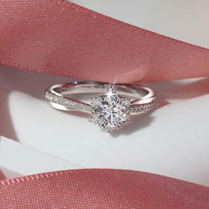 Bague Scintillante d'Amour Marquée Taille Unique en Argent Tendance avec Incrustation de Diamants Coupe Princesse Forme de Lune pour Fiançailles - Product Image 1