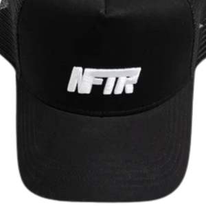 Gorra Trucker de Malla para Hombre, Estructurada, con Cierre a Presión, Visera Curva, Paneles Traseros Transpirables, Logotipo Bordado, Talla Única - Product Image 5
