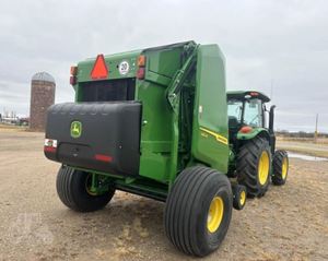 Presse à balles polyvalente John Deere 461M avec balles de 4 x 6 pieds et ramasseur Mega Wide HC2 pour une efficacité de récolte maximale maintenant - Product Image 2