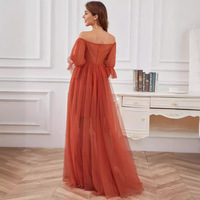 Robe longue de maternité élégante rouge rouille personnalisable, à épaules dénudées, avec manches bouffantes et tulle, idéale pour les mariages et les séances photo