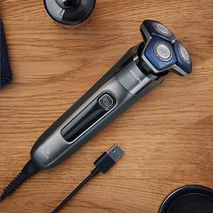 Afeitadora Eléctrica Húmeda/Seca para Hombre con Triple Cuchilla, Recortadora Desplegable, Base de Carga, Estuche de Viaje, Cepillo de Limpieza - Impermeable IPX7, Inalámbrica - Product Image 1