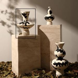 Vase blanc rond à double poignée latérale pour un décor élégant avec un long affichage d'événement parfait pour les mariages et le style de la maison - Product Image 6