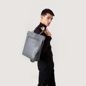 Sac fourre-tout d'été pour femmes The Poet, en cuir véritable gris, avec fermeture ouverte, couleur unie - Product Image 5