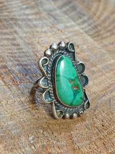 แหวนเงินแท้ทำมือประดับวาริสไซต์สีเขียวสไตล์เซาท์เวสเทิร์น ดีไซน์ทันสมัย ทรงวงรี ฝังเพชรแบบ Bezel Setting ได้รับการรับรอง สำหรับทั้งชายและหญิง - Product Image 6