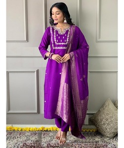 ผ้าซาตินประดับลูกปัดสีชมพูแบบเปิดสำหรับผู้หญิงที่มีสไตล์ดูไบหรูหราและเย็บปักถักร้อยอย่างหรูหรา - Product Image 1