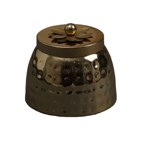 Pot à bougie en métal doré antique avec couvercle pour la décoration de table de fêtes de mariage à domicile artisanat de pot à bougie martelé - Product Image 1