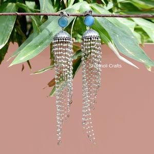 Boucles d'oreilles pendantes longues en perles argentées style antique, plaqué or, avec diamants, mignonnes, géométriques, bijoux de mariage indiens pour femmes - Product Image 1