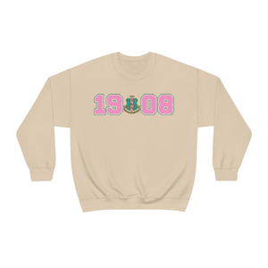 Sudadera con cuello redondo AKA 1908 Year Crest, color beige arena con letras griegas rosas y verdes, suéter de forro polar para hermandad - Product Image 1