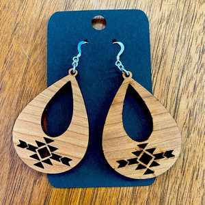 Pendientes de gota de madera geométricos de la India, joyería llamativa de artesanía hueca larga para niñas, accesorios artesanales naturales - Product Image 1