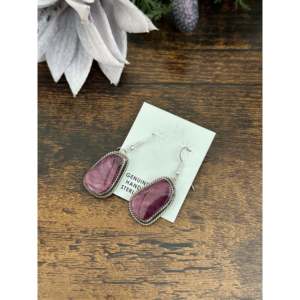 Boucles d'oreilles pendantes en huître épineuse violette en argent sterling par Virginia Becenti - Product Image 3