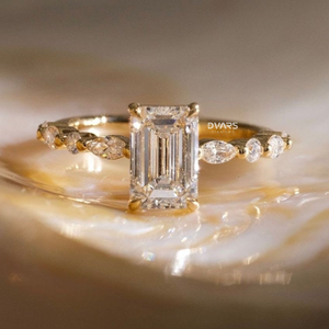 Bague en or massif 18 carats avec halo caché en diamant taille émeraude, clarté VVS, couleur F, certifiée IGI, fournisseur en gros - Product Image 1