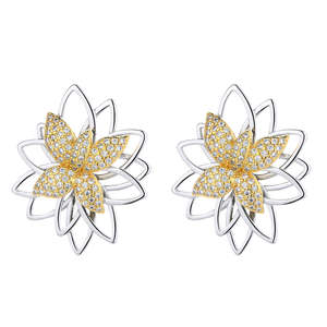 Orecchini a lobo bicolore con fiore di loto e cristalli, design elegante con cristalli intricati - Product Image 1