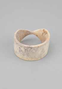 Bracelet manchette en résine avec breloques fleurs et bois pour la vente de produits artisanaux - Product Image 2