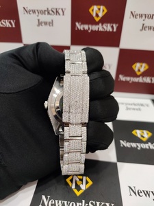 Reloj de pulsera con tachuelas de diamantes Moissanite de acero inoxidable Relojes de cuarzo analógicos con esfera blanca de claridad VVS a la venta desde India - Product Image 5