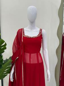 Ofreciendo un gran aspecto mientras es fácil de llevar Salwar kameez pakistaní muy bordado con juego de dupatta a precio de mayorista - Product Image 3