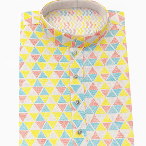 Nuevo Estilo Kurta para Hombre con Estampado Triangular Multicolor, Ropa Étnica de Algodón Moderna para Uso Diario y Festivo, Base Blanca con Amarillo y Rojo - Product Image 1