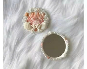 Espejo compacto de sirena hecho a mano Ocean Whispers Shell Mirror con perlas y encaje - Product Image 5