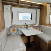 Caravane de luxe pour voyages en famille, hors réseau, avec cuisine complète, salle de bain et intérieur moderne pour une vie de villégiature