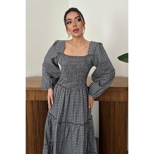 Vestido a cuadros marrón con detalles fruncidos - Marrón - Product Image 3