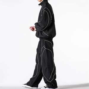 Ensemble de survêtements réfléchissants en polyester avec fermeture éclair et logo personnalisé pour hommes, style streetwear décontracté, coupe-vent noir, avec échantillon gratuit - Product Image 4