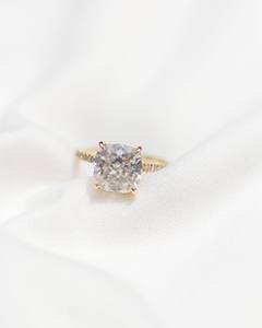Bague de fiançailles Moissanite coupe coussin carré de 10mm | Solitaire avec bande d'accent | OEM de bijoux fins de mariage de mariée - Product Image 1