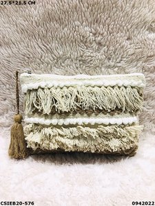 Bolso de Mano Bohemio de Ganchillo con Borlas y Cierre de Cremallera, Diseño con Flecos en Rosa Pastel y Crema, Accesorio de Viaje para Todas las Temporadas - Product Image 3