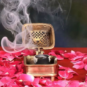 Brûleur d'encens en laiton pour la méditation quotidienne, rendant les séances de pleine conscience plus paisibles et plus aromatiques - Product Image 1