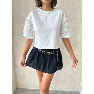 เสื้อยืดผู้หญิงแบบมีดีเทลที่แขนเสื้อ - Product Image 5