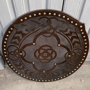 Escudo vikingo Diseño medieval hecho a mano Logotipo pintado personalizado Acero de alto carbono Grado DIY Soporte OEM para cuchillos Aplicaciones artesanales - Product Image 6