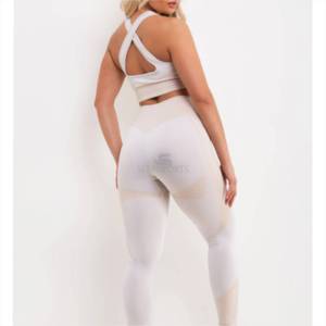 Ensemble de yoga élégant en trois pièces de qualité supérieure pour femmes ensemble de gymnastique à fermeture éclair à séchage rapide pour femmes avec service OEM - Product Image 4