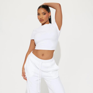 Nueva llegada logotipo personalizado mujeres de manga corta cuello redondo Crop Top cintura alta pantalones acampanados conjunto de dos piezas para las mujeres - Product Image 1
