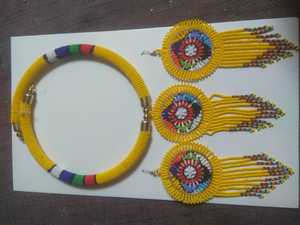 Collar y pendientes de cuentas de cristal hechos a medida, hechos a mano con cuentas de semillas de la mejor calidad en color amarillo - Product Image 4