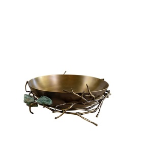 Bol en laiton de qualité supérieure avec surface dorée lisse et élégance intemporelle pour la décoration de la cuisine ou l'utilisation cérémonielle - Product Image 1