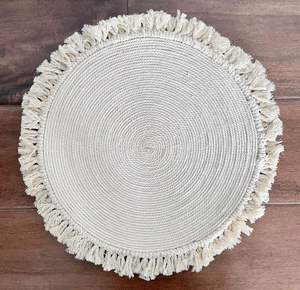 Mantel Individual de Macramé Hecho a Mano, Perfecto para Decoración de Mesa, Reuniones Familiares Relajadas y Experiencias Culinarias Caseras Sencillas - Product Image 1