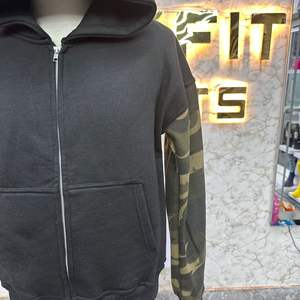 เสื้อฮู้ดสำหรับผู้ชายเสื้อฮู้ดแบบมีซิปพิมพ์ลายพัฟโลโก้ตามสั่ง - Product Image 5