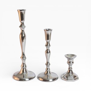 Juego de Portavelas Decorativos Plateados Brillantes con Alturas Variadas para una Decoración de Mesa Impresionante y Única - Product Image 1