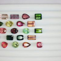Lot de 58 pierres précieuses naturelles multi-tourmalines de haute qualité, lustre AAA, polissage parfait, certifiées IGI, coupes variées 5-10mm, 103 carats pour