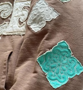 Sudaderas con capucha de estilo urbano de algodón 100% para hombre, dobladillo crudo con parches de socorro personalizables, estampado en relieve, forro polar de invierno, suministro ODM - Product Image 4