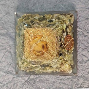 Pyramide d'Orgone Dynamique MOP01 en Copeaux de Cristal Naturel Faits à la Main, Labradorite, Protection EMF, Pierre de Guérison en Cuivre, Noël - Product Image 5