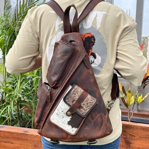 Bolso bandolera de cuero genuino de grano completo hecho a mano, bolso de pecho de cuero con pelo occidental, mochila convertible para Unisex - Product Image 2