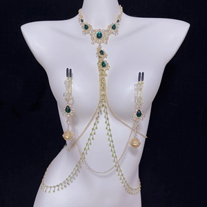 Cadena Corporal Dorada Sexy con Pinzas para Pezones de Esmeralda, Collar de Pedrería, Arnés Exótico, Cinturón de Cintura, Juguete Sexual para Adultos - Product Image 2