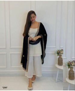 Complétez votre ensemble avec nos robes en pierre, avec des motifs complexes et des couleurs vibrantes pour un look hors concours. - Product Image 3